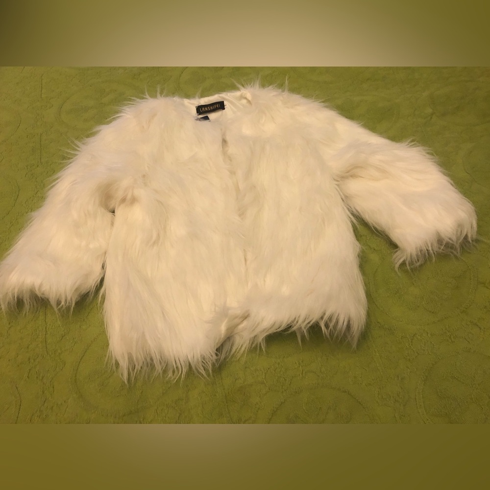 White Lanshifei faux fur jacket. NWT. Size Large.